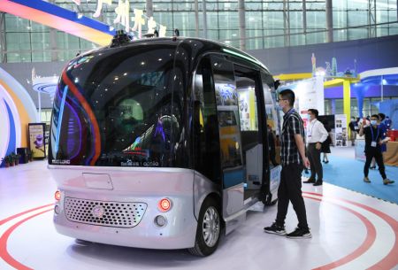 (miniature) Un véhicule sans conducteur présenté à la 28e édition de l'Exposition de Guangzhou
