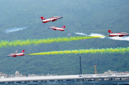 (miniature) Des avions de l'équipe chinoise de voltige aérienne Hongying se produisent lors du 14e Salon international de l'aviation et de l'aérospatiale de Chine