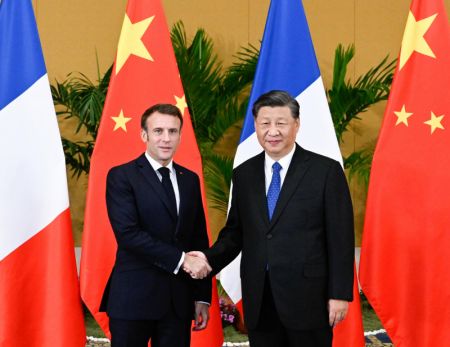 (miniature) Le président chinois Xi Jinping rencontre le président français Emmanuel Macron à Bali