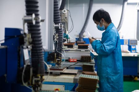 (miniature) Un employé examine des produits dans un atelier d'une entreprise de technologie microélectronique dans la Zone nationale de développement industriel de haute technologie de Changde