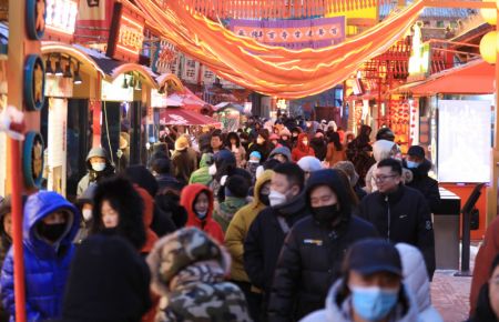 (miniature) Des gens visitent la foire du temple Huangsi pendant les congés de la fête du Printemps à Shenyang