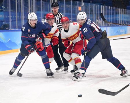 (miniature) Des athlètes lors d'un match de hockey sur glace hommes du groupe A entre les Etats-Unis et la Chine