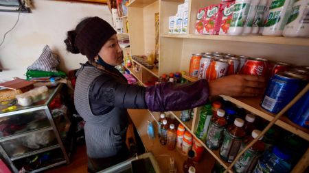 (miniature) Nyima Chodron dispose des boissons dans le restaurant tibétain géré par sa famille près de la gare de Nyingchi