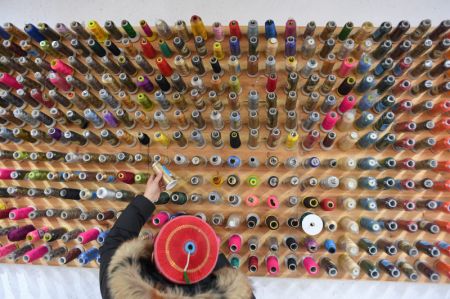 (miniature) Une femme sélectionne des fils de soie dans un atelier de Shibing