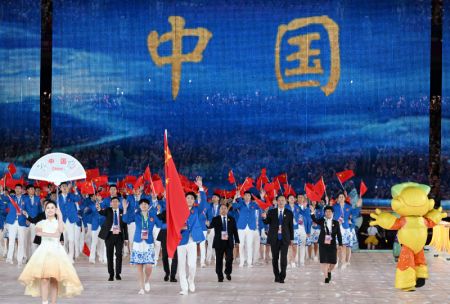 (miniature) La délégation chinoise défile dans le stade du centre sportif olympique de Hangzhou lors de la cérémonie d'ouverture des 19es Jeux asiatiques à Hangzhou