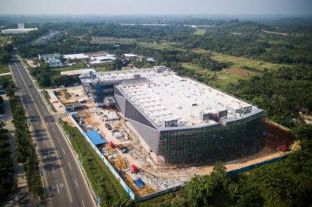 (miniature) Photo aérienne d'un centre de supercalculateurs en construction dans la Cité internationale de l'aérospatiale de Wenchang