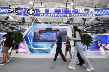 (miniature) Des visiteurs passent devant la zone d'exposition des services de santé de la Foire internationale du commerce des services de Chine (CIFTIS) 2023