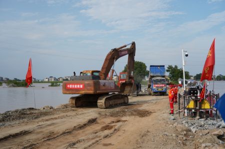 (miniature) Le chantier d'une digue brisée au bourg de Poyang dans le district de Poyang
