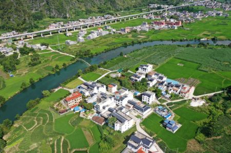 (miniature) Vue aérienne du bourg de Gaoling dans le district autonome Yao de Du'an