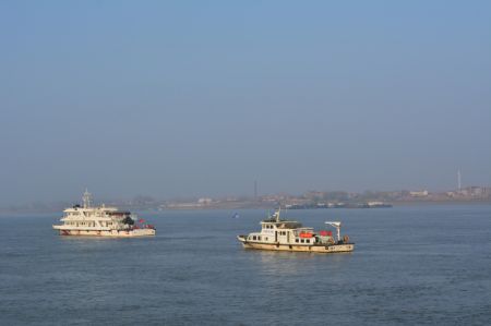 (miniature) Des bateaux de l'administration de la pêche vérifient la mise en oeuvre d'un moratoire sur la pêche sur le fleuve Yangtsé