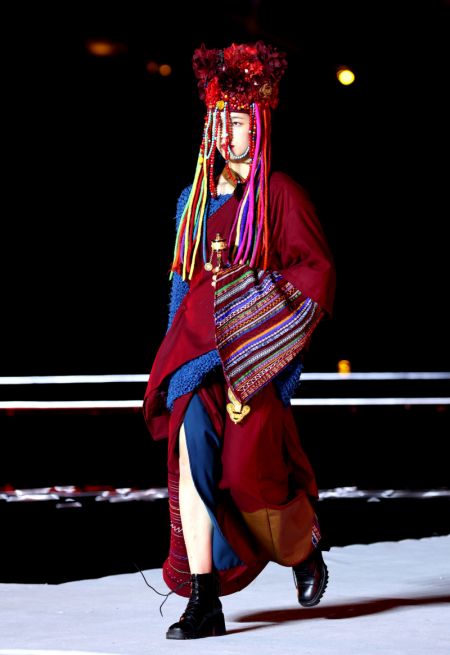 (miniature) Un mannequin présente une création lors d'un salon du design sur le style indigène dans le village ethnique d'Eshan du district de Tonglu