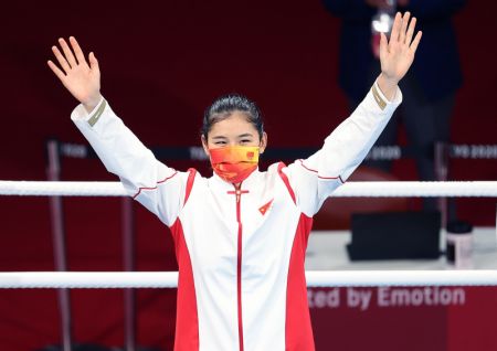 (miniature) La Chinoise Li Qian lors d'une cérémonie de remise des prix après la finale de la boxe féminine - 69 - 75 kg (poids moyen)