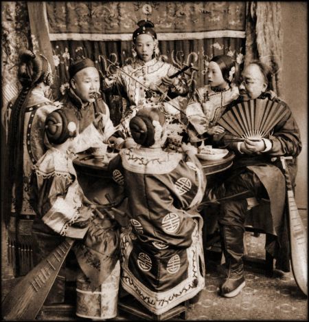 (miniature) De riches marchands mangent avec des jeunes chanteuses à Pékin (1901, Benjamin W. Kilburn)