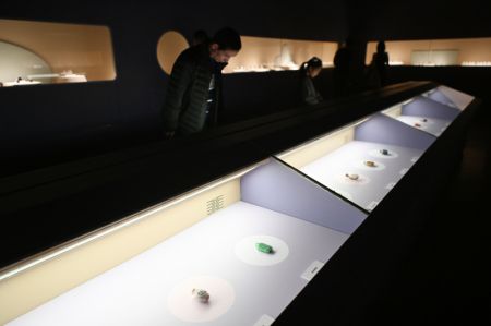 (miniature) Des visiteurs regardent des tabatières exposées au musée du Ningxia à Yinchuan