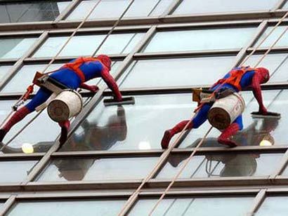 (miniature) Spiderman lave les vitres en Chine
