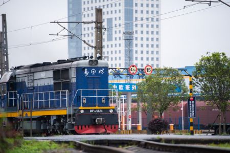 (miniature) Le train X8426 à destination de Minsk quitte la gare du Nord de Changsha