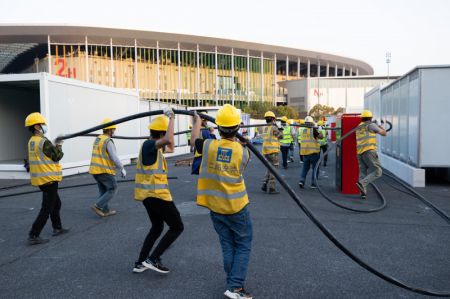 (miniature) Des ouvriers installent des câbles sur le chantier d'un hôpital temporaire au Centre national des expositions et des congrès (Shanghai)