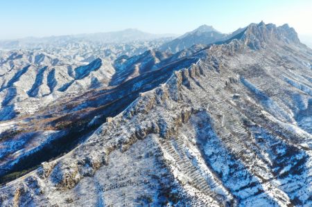 (miniature) Photo aérienne de la Grande Muraille sous la neige dans sa section de Simatai