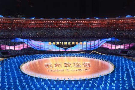 (miniature) Des artistes présentent un spectacle lors de la cérémonie d'ouverture des 19es Jeux asiatiques à Hangzhou