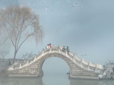 (miniature) Des touristes dans le Lac mince de l'Ouest enveloppé de brouillard à Yangzhou