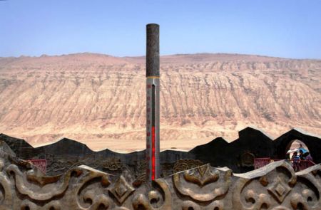 (miniature) Un thermomètre géant indique une température de 66° en Chine
