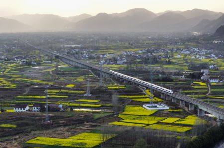 (miniature) Photo aérienne prise par drone d'un train de passagers circulant le long de la voie ferrée à grande vitesse Xi'an-Chengdu