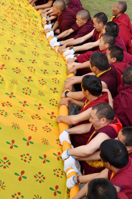 (miniature) Des moines participent à un rituel annuel d'exposition de tanka de Bouddha au monastère de Tsurphu