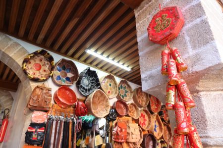 (miniature) Des décorations pour le Nouvel An chinois et des produits de l'artisanat marocain sont exposés lors d'un événement culturel à Rabat
