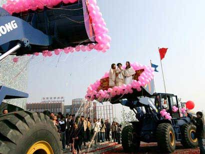 (miniature) Ils se marient dans la pelle d'un tracteur