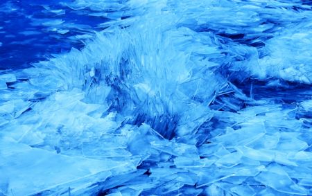 (miniature) Photo montrant des amoncellements de glace sur le lac Mapam Yumco dans le district de Burang de la préfecture de Ngari