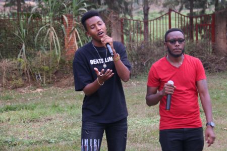 (miniature) Pacifique Izabayo (à gauche) et son équipe chantent ensemble une chanson chinoise pour la partager en vidéo courte sur Douyin à Kigali
