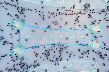 (miniature) Photo aérienne montrant des visiteurs regardant des sculptures de glace au Monde de glace et de neige de Harbin