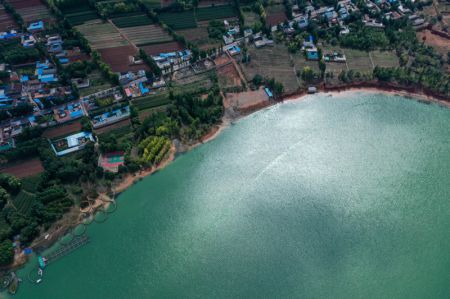 (miniature) Photo aérienne du fleuve Jaune dans le district autonome Sala de Xunhua
