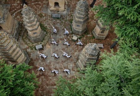 (miniature) Des moines Shaolin pratiquent les arts martiaux dans le temple Shaolin à Dengfeng