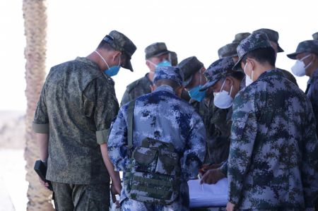 (miniature) Des militaires chinois et russes communiquent lors d'un exercice militaire conjoint sur un terrain d'entraînement