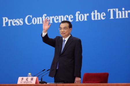 (miniature) Le Premier ministre chinois Li Keqiang rencontre la presse après la clôture de la troisième session de la 13e Assemblée populaire nationale au Grand Palais du Peuple