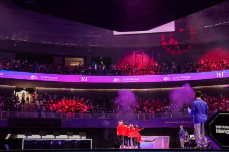 (miniature) Les joueurs de l'équipe chinoise arrivent pour les quarts de finale d'esport de la version des Jeux asiatiques d'Arena of Valor