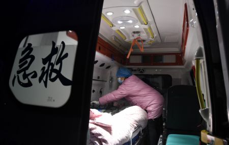 (miniature) Un agent de santé transfert un blessé dans le bourg de Liuji du district autonome Bonan-Dongxiang-Salar de Jishishan
