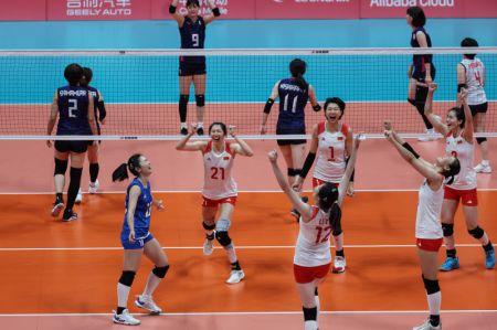 (miniature) Les athlètes chinoises (au premier plan) expriment leur joie durant le match pour la médaille d'or de volley-ball féminin entre la Chine et le Japon aux 19es Jeux asiatiques