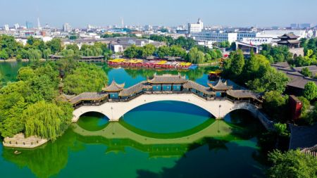 (miniature) Photo aérienne prise le 9 août 2023 du vieux bourg de Tai'erzhuang le long le Grand Canal Beijing-Hangzhou dans la section de Zaozhuang