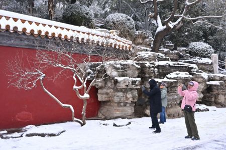 (miniature) Des gens prennent des photos du paysage enneigé au parc Jingshan