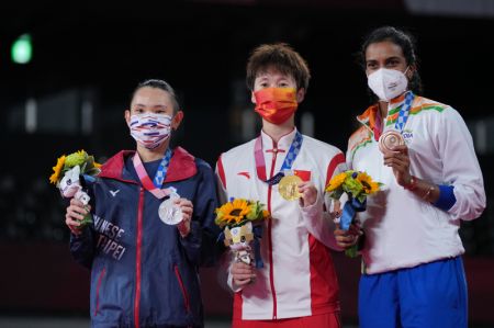 (miniature) La médaillée d'or chinoise Chen Yufei (centre)