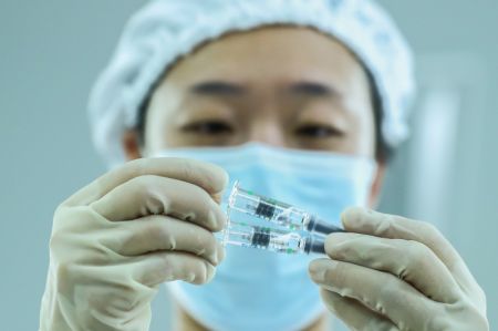 (miniature) Une employée vérifie la qualité de l'emballage de vaccins inactivés contre le COVID-19 dans une usine d'emballage de l'entreprise Beijing Biological Products Institute Co
