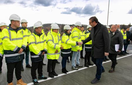 (miniature) Le président serbe Aleksandar Vucic serre la main d'employés chinois lors d'une visite du chantier de l'autoroute Lajkovac-Valjevo construite par le groupe chinois Shandong Hi-Speed à Valjevo