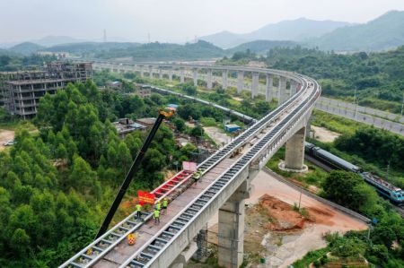 (miniature) Photo aérienne du chantier d'une ligne maglev à moyenne et basse vitesse dans la ville de Qingyuan
