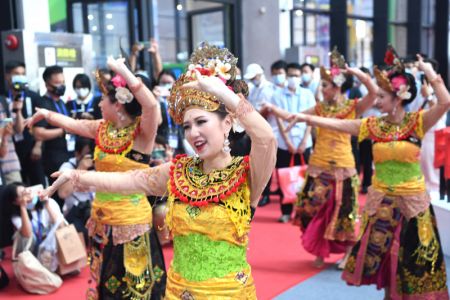 (miniature) Des artistes donnent un spectacle dans le pavillon de l'Indonésie lors de la 18e Exposition Chine-ASEAN à Nanning