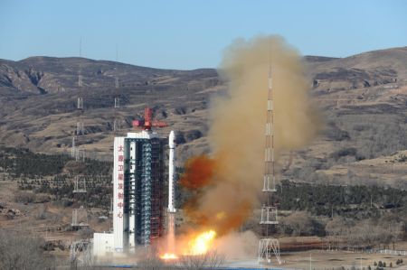 (miniature) Une fusée porteuse Longue Marche-4C transportant le satellite d'étude des ressources ZY-1 02E décolle du Centre de lancement de satellites de Taiyuan