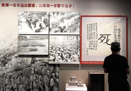 (miniature) Un homme visite le Musée de la Guerre de résistance du peuple chinois contre l'agression japonaise à Beijing