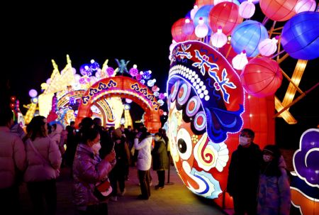 (miniature) Des gens visitent un festival de lanternes à l'approche du Nouvel An lunaire chinois sur l'ancienne muraille de la ville de Xi'an