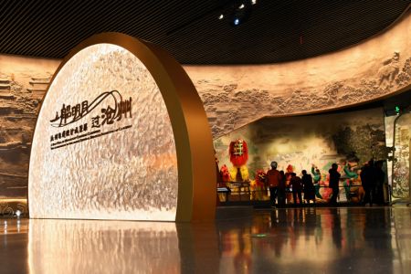 (miniature) Des touristes visitent une exposition sur le patrimoine culturel immatériel le long du Grand Canal de Chine